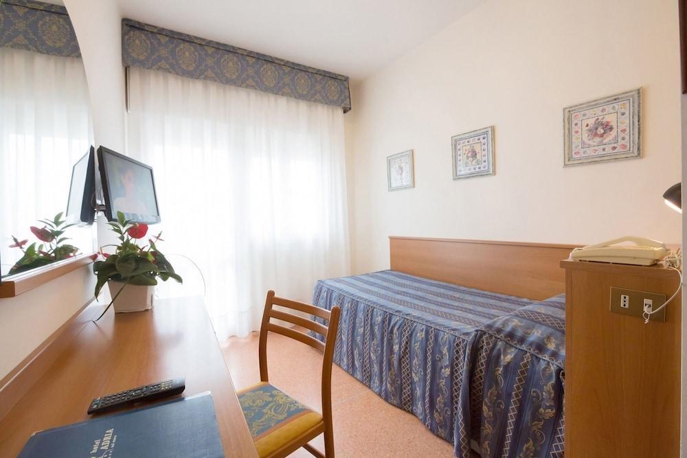Hotel Adria Sul Mare Каорле Екстериор снимка