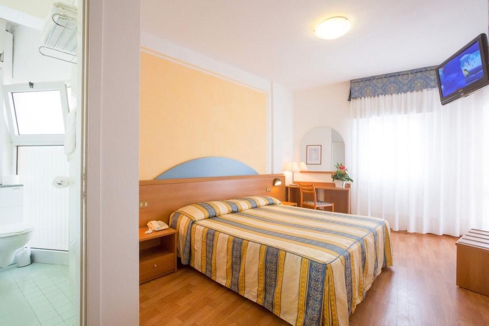 Hotel Adria Sul Mare Каорле Екстериор снимка