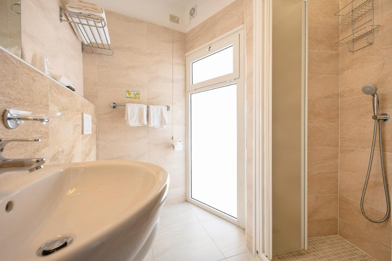 Hotel Adria Sul Mare Каорле Екстериор снимка