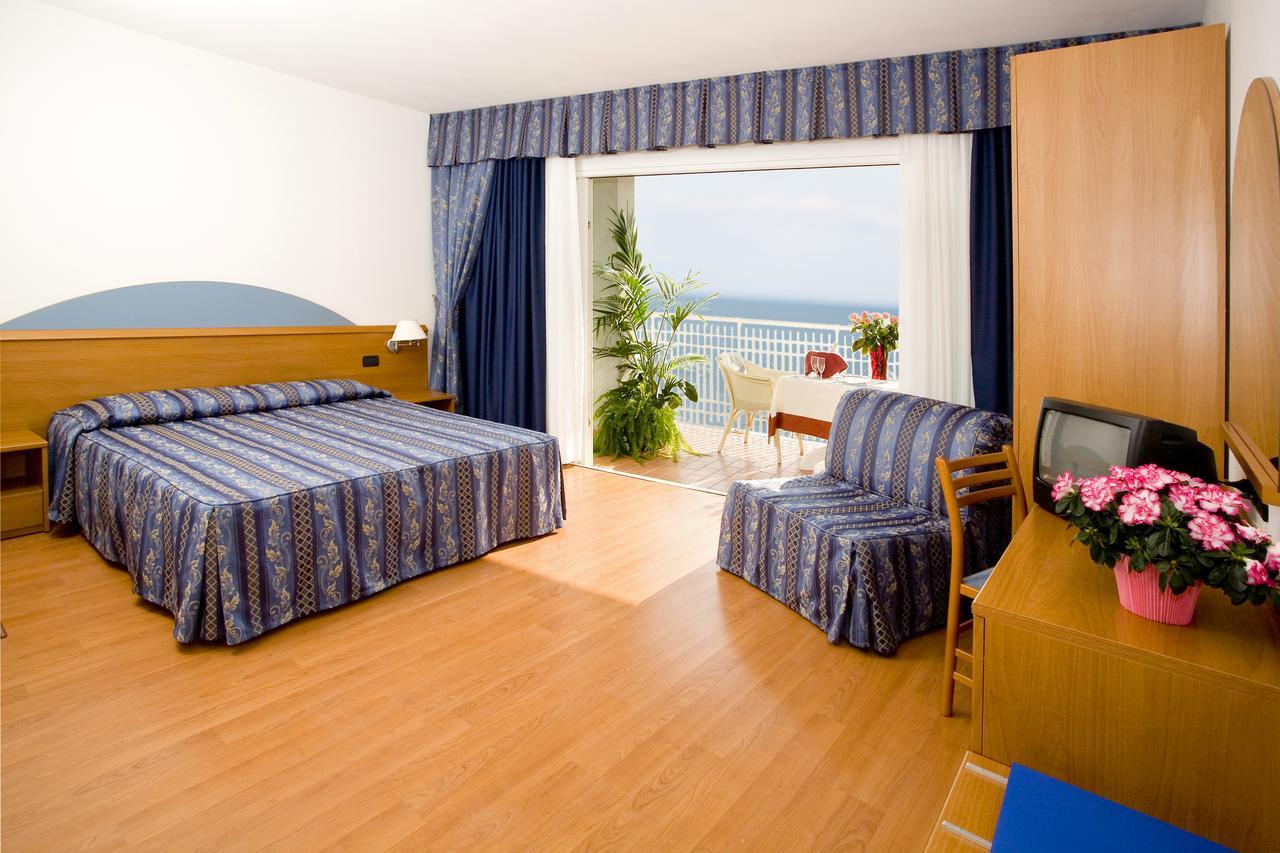 Hotel Adria Sul Mare Каорле Екстериор снимка