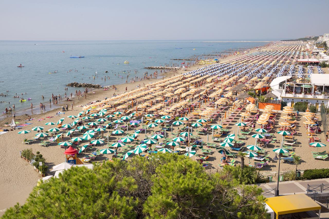 Hotel Adria Sul Mare Каорле Екстериор снимка