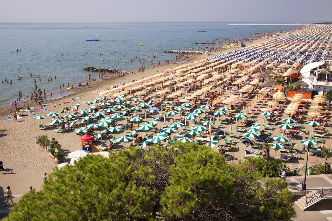 Hotel Adria Sul Mare Каорле Екстериор снимка