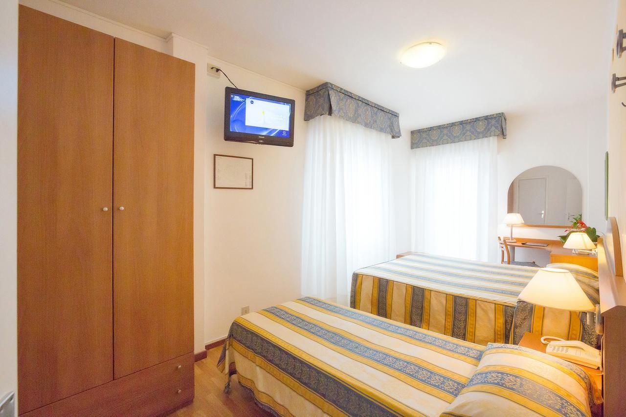 Hotel Adria Sul Mare Каорле Екстериор снимка