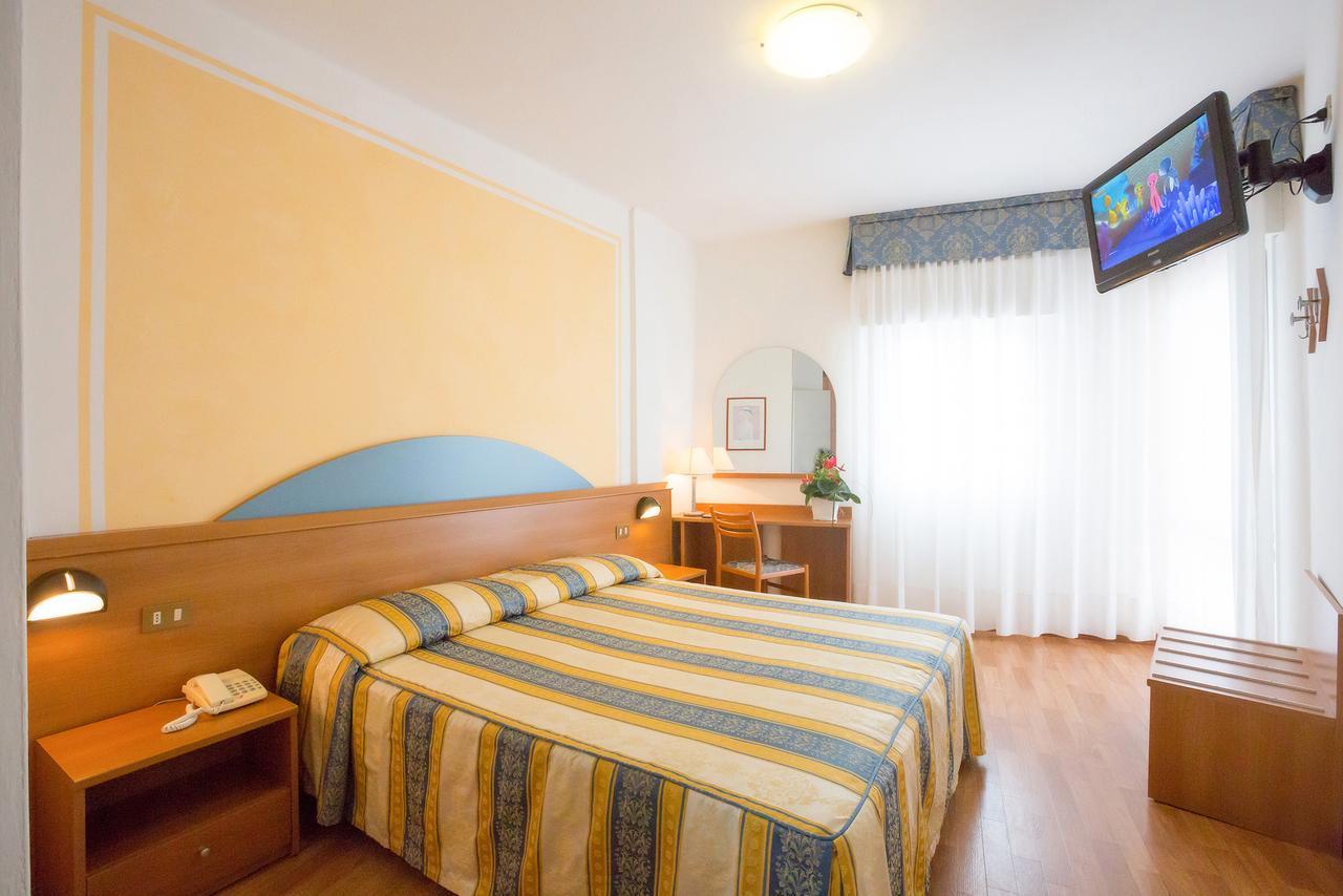 Hotel Adria Sul Mare Каорле Екстериор снимка