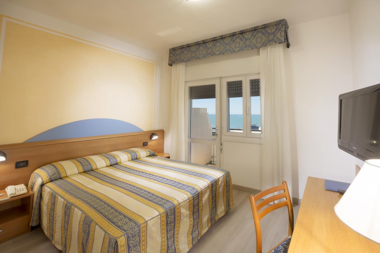 Hotel Adria Sul Mare Каорле Екстериор снимка