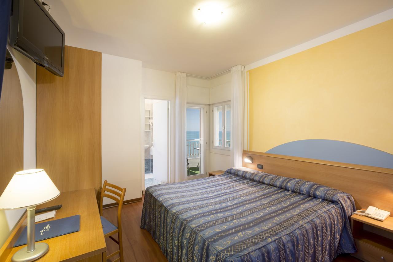 Hotel Adria Sul Mare Каорле Екстериор снимка
