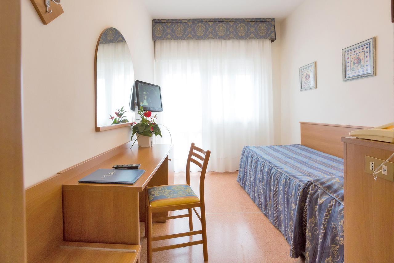 Hotel Adria Sul Mare Каорле Екстериор снимка